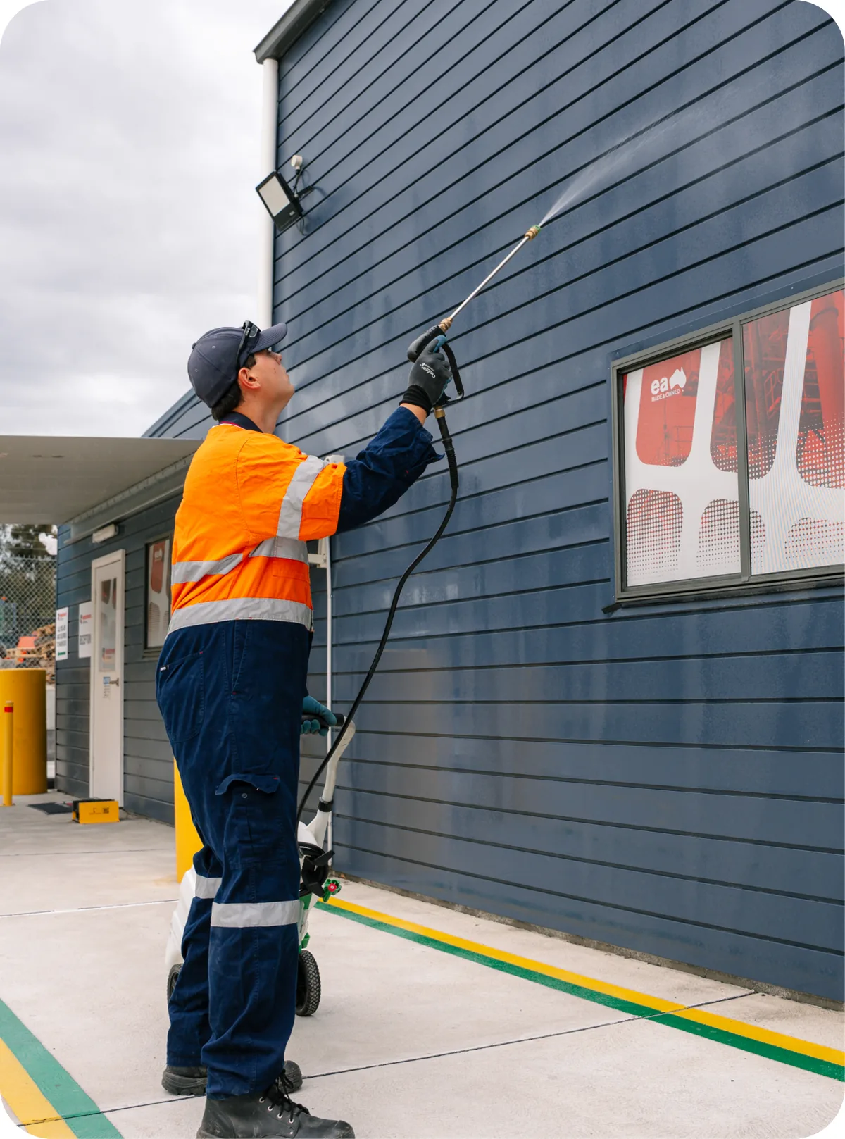Denman pest control technician